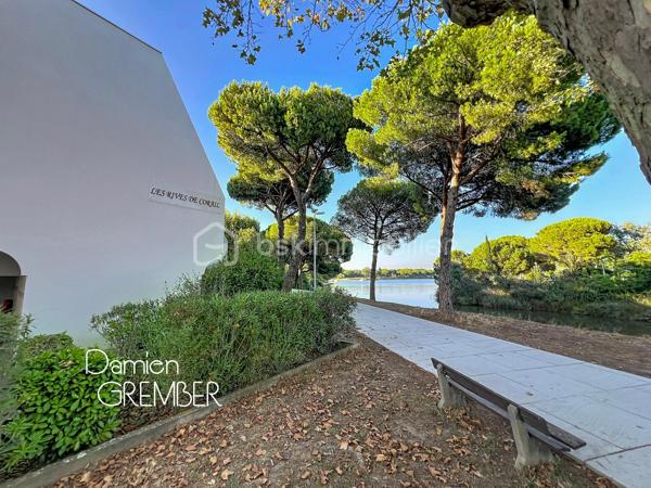 Dans le secteur recherché du Ponant à La Grande-Motte, découvrez ce T3 en duplex entièrement rénové de 61 m² habitables avec terrasse et place de stationnement privative.

Situé dans la résidence Les Rives de Corail au 3ème et dernier étage sans ascenseur, l’appartement se déploie sur deux niveaux et offre un intérieur véritablement prêt à habiter : aucun travaux à prévoir, il ne reste qu’à poser ses valises !

La rénovation, complète et particulièrement soignée, ne s’est pas limitée à l’esthétique. L’isolation thermique et phonique, y compris celle des sols, l’électricité et la plomberie ont été entièrement reprises. La climatisation réversible installée dans tout le logement complète ce niveau de confort.

Dès l’entrée, la pièce de vie séduit par son sol en marbre, ses finitions contemporaines et son remarquable escalier en bois et métal mis en valeur par un éclairage intégré. La cuisine ouverte, réalisée sur mesure avec un plan de travail en chêne, s’intègre harmonieusement au séjour.

L’espace de vie bénéficie également d’une cheminée électrique décorative et chauffante, de nombreux rangements intégrés ainsi que d’un coin bureau discret et fonctionnel. L’ancienne loggia, entièrement intégrée au séjour/cuisine, contribue à créer un volume généreux et convivial. Un WC indépendant est également présent au premier niveau.

À l’étage, l’agencement a été intelligemment repensé afin d’optimiser chaque mètre carré. Il comprend deux chambres avec rangements ainsi qu’une salle de bains agrandie avec un second WC et équipée d’une baignoire balnéo. 

L’une des chambres s’ouvre directement sur une agréable terrasse de 7 m², tournée vers la verdure, sans vis-à-vis direct et particulièrement plaisante en fin de journée.

Une place de stationnement privative et couverte, située dans la résidence juste sous l’appartement, complète le bien. Une demande d’installation d’une prise de recharge pour véhicule électrique a été déposée auprès du syndic et demeure en cours d’instruction.

La vente d’une partie du mobilier peut également être envisagée.

Précision relative aux surfaces et à la loggia : le certificat de mesurage mentionne une superficie de 50,03 m² loi Carrez et de 60,50 m² au sol. Il désigne le premier niveau sous l’intitulé « séjour/cuisine/loggia » et indique que la loggia a été intégrée en totalité au séjour/cuisine. À ce jour, aucun document attestant l’autorisation de cette intégration n’a été remis au mandataire ; ce point fera l’objet d’une vérification transparente dans le cadre du dossier de vente.

Découvrez en exclusivité cette pépite : coup de cœur assuré !

⸻

📞 Intéressé(e) ?

🎥 Accédez à la Visite virtuelle 360° depuis l'annonce pour une découverte immersive en toute autonomie.
Contactez Damien GREMBER – BSK Immobilier pour tout renseignement ou pour une visite sur place.