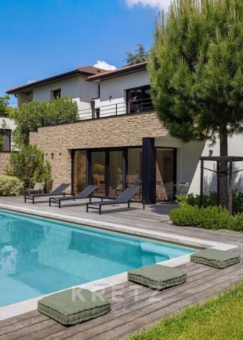 Villa contemporaine avec piscine et vue à Saint-Cyr-au-Mont-d'Or