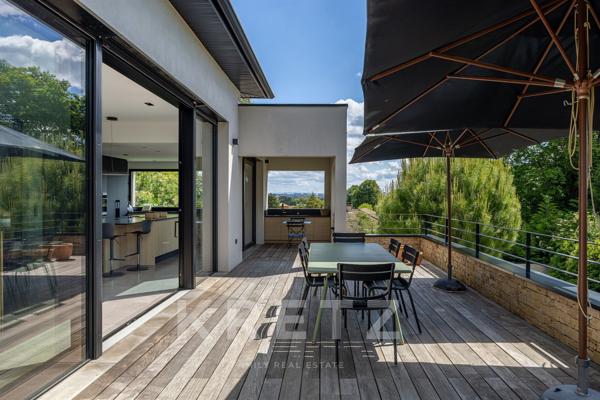Villa contemporaine avec piscine et vue à Saint-Cyr-au-Mont-d'Or