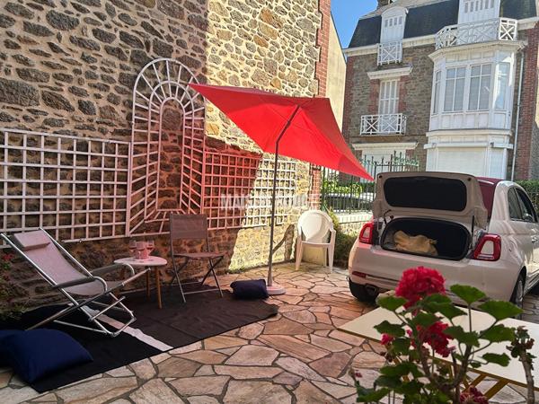 DINARD CENTRE : T4 avec cour privative à deux pas de la plage de l'Écluse