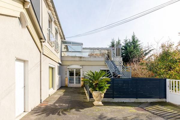 Bureaux et appartement 173.44 m2