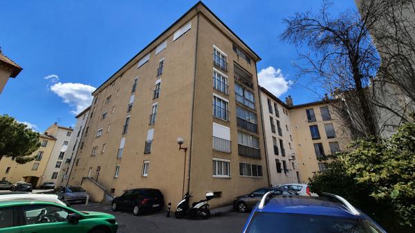 Appartement T3 77m², vue cathédrale, cave, dernier étage