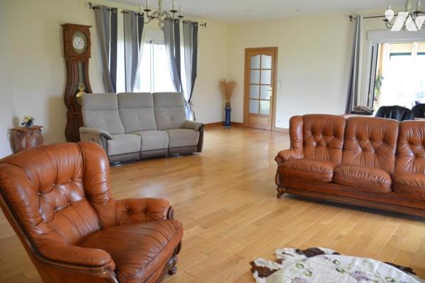 Vente sur Grez en Bouère maison de campagne avec double garage et jardin