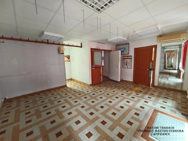 À VENDRE MURS COMMERCIAUX + LOGEMENT – MASSAY (18120)