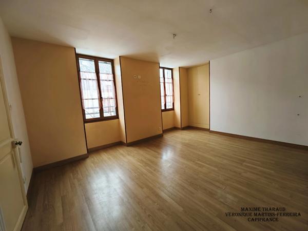 À VENDRE MURS COMMERCIAUX + LOGEMENT – MASSAY (18120)