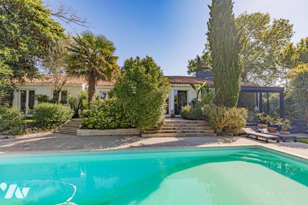 PROPRIETE DES ANNEES 80 EDIFIEE DANS UN ECRIN DE VERDURE
