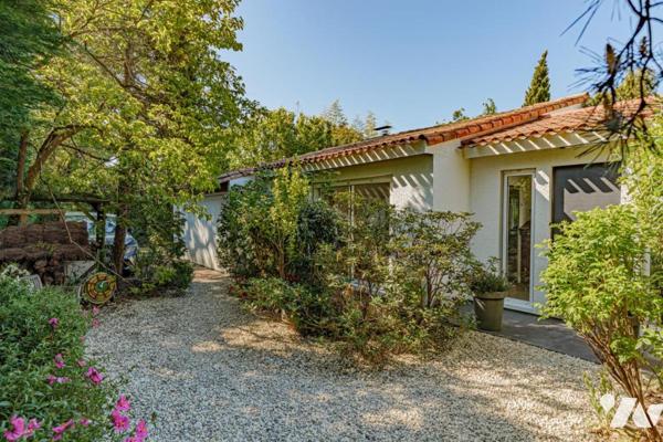 PROPRIETE DES ANNEES 80 EDIFIEE DANS UN ECRIN DE VERDURE