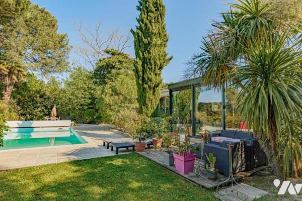 PROPRIETE DES ANNEES 80 EDIFIEE DANS UN ECRIN DE VERDURE