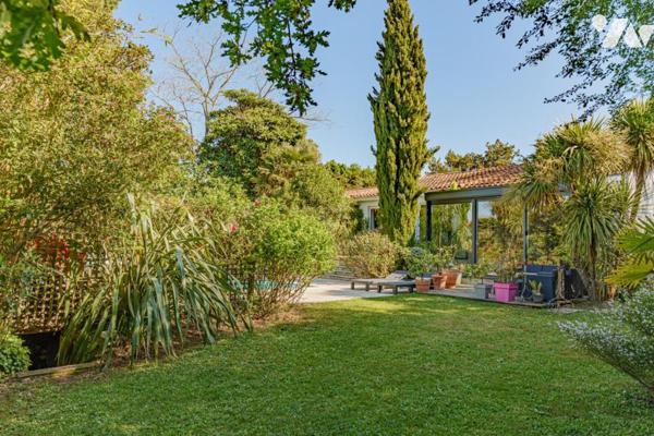 PROPRIETE DES ANNEES 80 EDIFIEE DANS UN ECRIN DE VERDURE