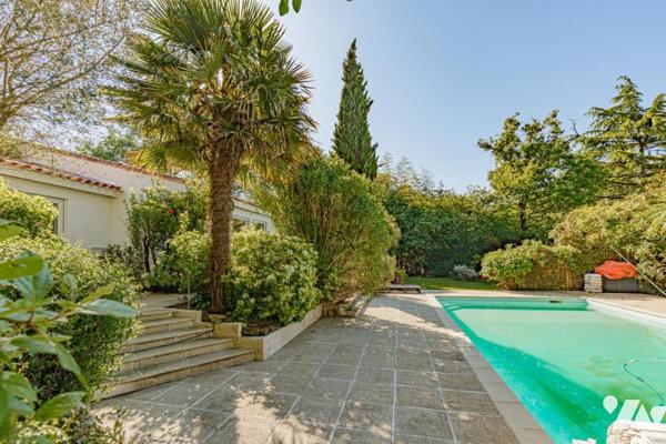 PROPRIETE DES ANNEES 80 EDIFIEE DANS UN ECRIN DE VERDURE
