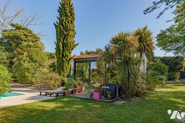 PROPRIETE DES ANNEES 80 EDIFIEE DANS UN ECRIN DE VERDURE