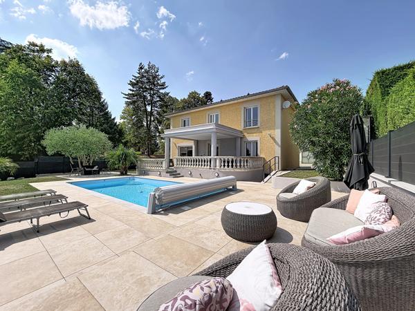 Propriété contemporaine 170m² piscine et garage 6 voitures.