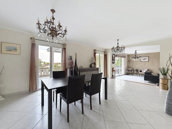 Propriété contemporaine 170m² piscine et garage 6 voitures.