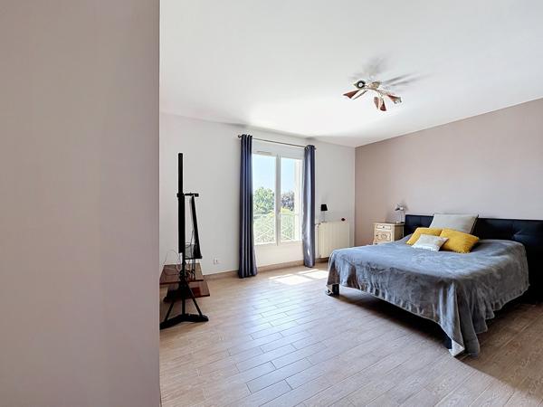 Propriété contemporaine 170m² piscine et garage 6 voitures.