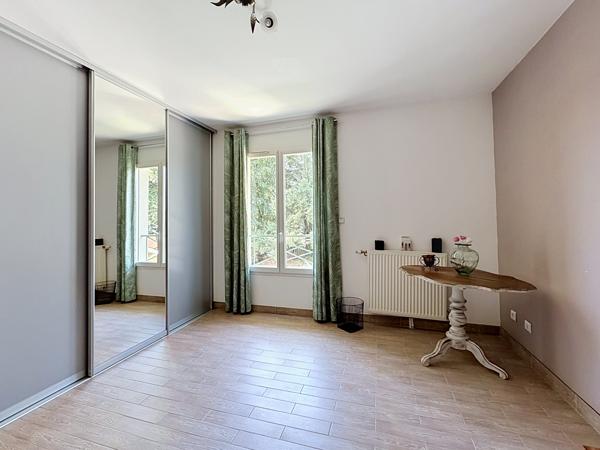 Propriété contemporaine 170m² piscine et garage 6 voitures.