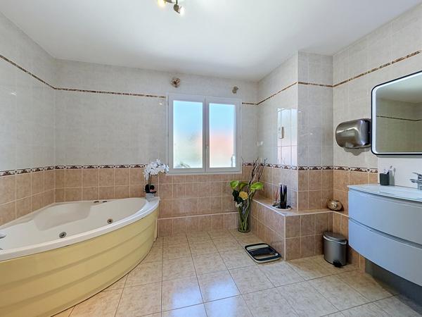 Propriété contemporaine 170m² piscine et garage 6 voitures.