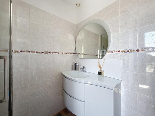 Propriété contemporaine 170m² piscine et garage 6 voitures.