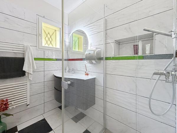 Propriété contemporaine 170m² piscine et garage 6 voitures.