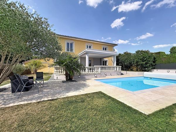 Propriété contemporaine 170m² piscine et garage 6 voitures.