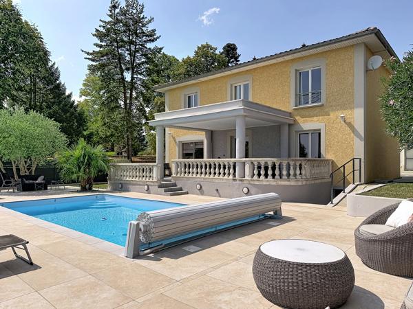 Propriété contemporaine 170m² piscine et garage 6 voitures.