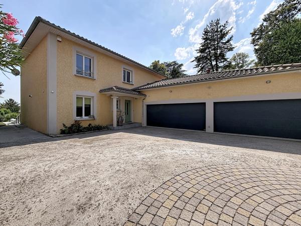 Propriété contemporaine 170m² piscine et garage 6 voitures.