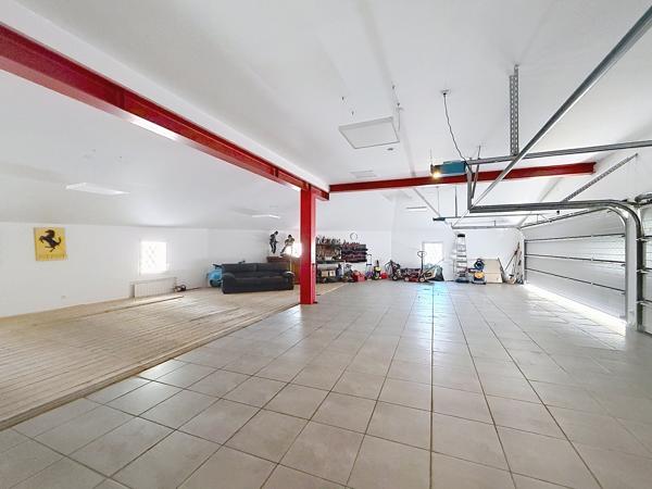 Propriété contemporaine 170m² piscine et garage 6 voitures.