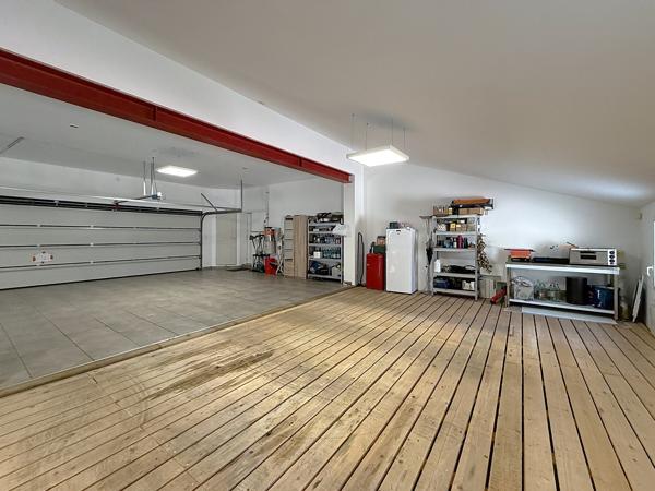 Propriété contemporaine 170m² piscine et garage 6 voitures.