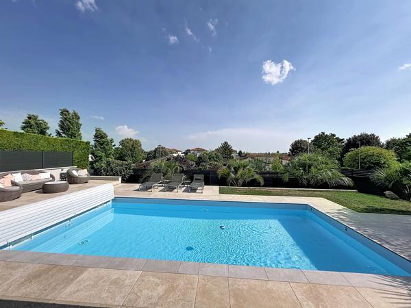 Propriété contemporaine 170m² piscine et garage 6 voitures.