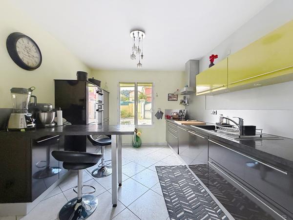 Propriété contemporaine 170m² piscine et garage 6 voitures.