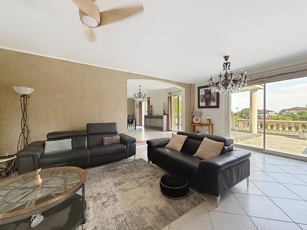 Propriété contemporaine 170m² piscine et garage 6 voitures.