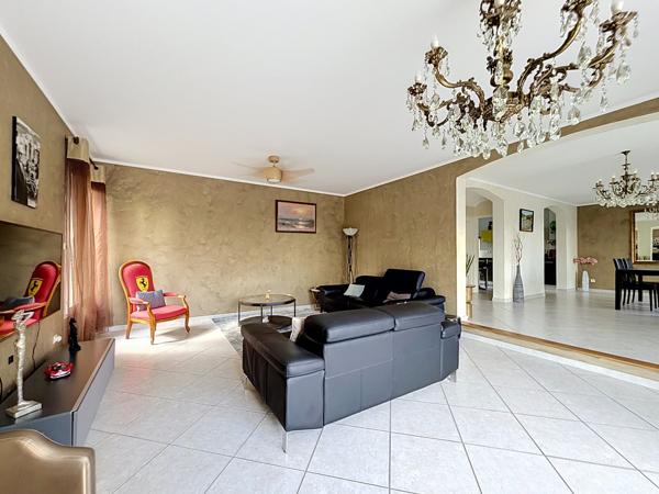 Propriété contemporaine 170m² piscine et garage 6 voitures.