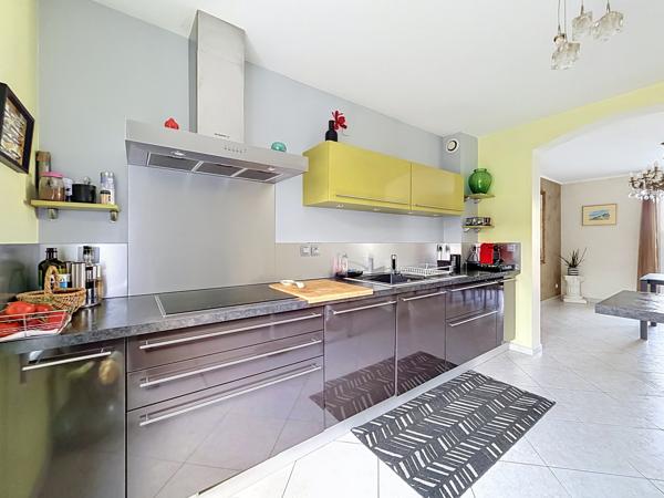 Propriété contemporaine 170m² piscine et garage 6 voitures.