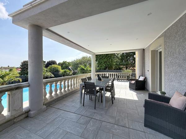 Propriété contemporaine 170m² piscine et garage 6 voitures.