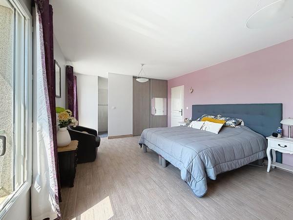 Propriété contemporaine 170m² piscine et garage 6 voitures.