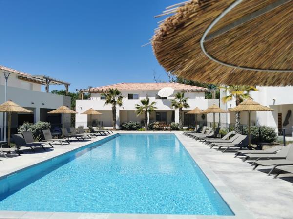 Marina di Bravone – T3 avec terrasse face piscine, parking privatif et plage à proximité
