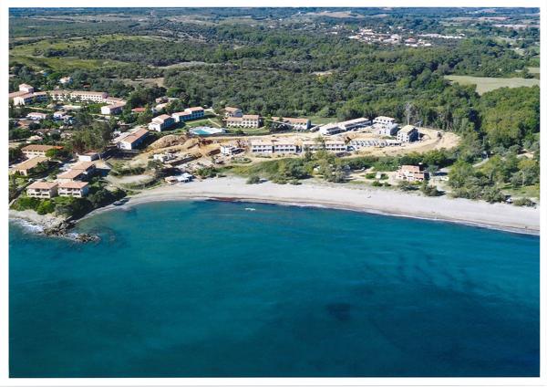 Marina di Bravone – T3 avec terrasse face piscine, parking privatif et plage à proximité