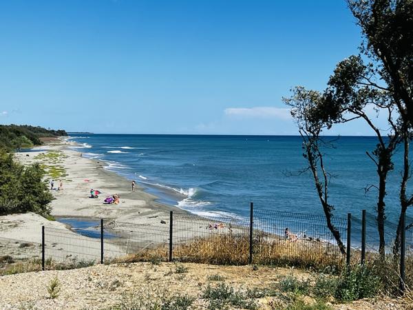 Marina di Bravone – T3 avec terrasse face piscine, parking privatif et plage à proximité