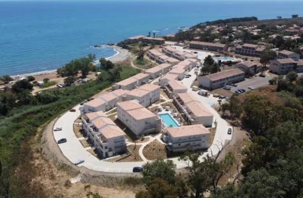 Marina di Bravone – T3 avec terrasse face piscine, parking privatif et plage à proximité