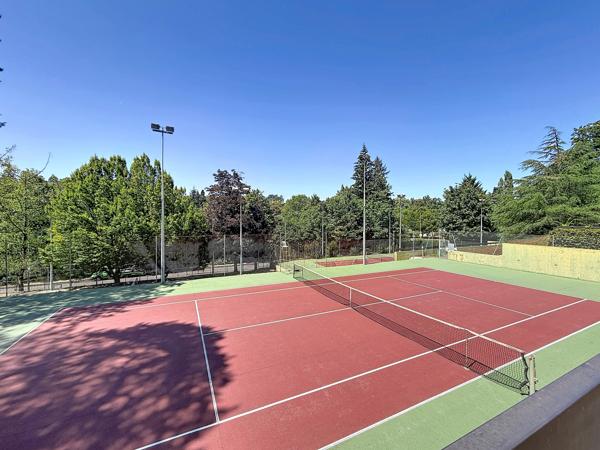 T5 DE 126 m² résidence standing piscine, tennis, cave garage et parking.