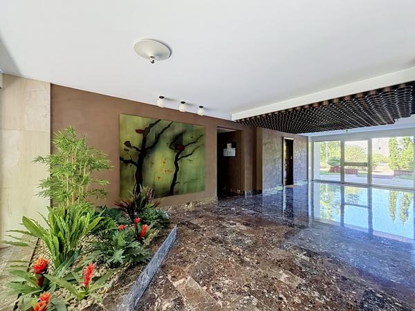 T5 DE 126 m² résidence standing piscine, tennis, cave garage et parking.