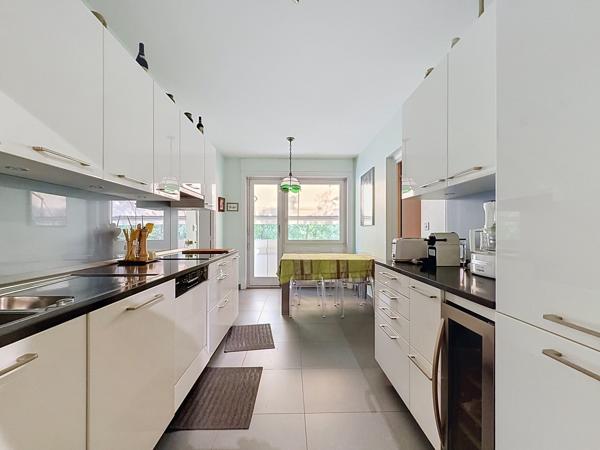 T5 DE 126 m² résidence standing piscine, tennis, cave garage et parking.