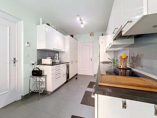 T5 DE 126 m² résidence standing piscine, tennis, cave garage et parking.