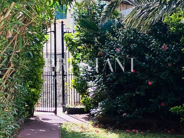 Biarritz hyper-centre : appartement d’exception avec jardin privatif de 250 m2 et garage, BIARRITZ