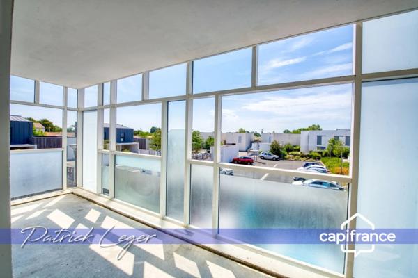 PÉRIGNY (17) – Élégant T3 modulable avec grande terrasse couverte & parking sous-sol