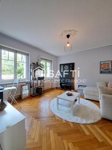 Coup de cœur à Mulhouse dans le quartier prisé du Bas-Rebberg limite Brunstatt, belle et vaste maison mitoyenne de 194 m2, 8 pièces, 6 chambres sur terrain de 221 m2 avec terrasse-jardin, piscine hors-sol, sous-sol et garage.