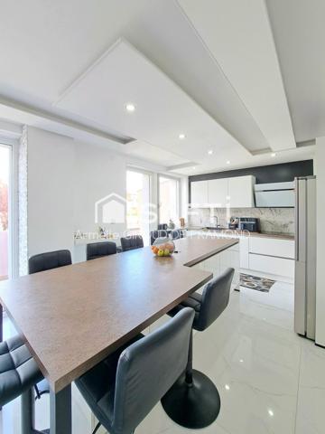 Coup de cœur à Mulhouse dans le quartier prisé du Bas-Rebberg limite Brunstatt, belle et vaste maison mitoyenne de 194 m2, 8 pièces, 6 chambres sur terrain de 221 m2 avec terrasse-jardin, piscine hors-sol, sous-sol et garage.