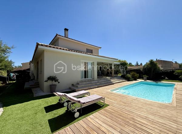 À deux pas du centre du village, des commerces et des écoles, découvrez cette belle maison de 162 m² construite en 2010, implantée sur une parcelle de 636m2 soigneusement aménagée.

Vous serez séduits par ses volumes, sa luminosité et ses prestations, pensés pour profiter pleinement de chaque espace.

✨ Une pièce de vie de plus de 50 m², baignée de lumière, avec une cuisine ouverte entièrement équipée et une arrière-cuisine.

🛏️ 5 chambres, dont 2 suites parentales situées au rez-de-chaussée, ainsi que 3 salles de bains.

🌴 À l'extérieur, profitez d'un véritable espace de vie avec une piscine au sel de 9 × 4,5 m, une grande plage autour du bassin et une cuisine d'été, idéale pour les repas et moments conviviaux en famille ou entre amis.

🚗 La maison dispose également d'un garage carrelé de 25 m², attenant et directement accessible depuis l'habitation, ainsi que de plusieurs abris de jardin.

Possibilité de stationner jusqu'à 3 véhicules sur la parcelle.

Les + :
• Forage
• Poêle à bois
• Climatisation réversible gainable avec double motorisation indépendante
• Arrosage automatique
• Système Aquasain
• Système d'alarme
• Piscine au sel 9 × 4,5 m
• Garage 25 m²
• 2 suites parentales au RDC

Une maison chaleureuse, fonctionnelle et parfaitement adaptée à une vie de famille, à proximité immédiate des commodités.

📞 Pour plus d'informations ou organiser une visite :
Céline Taormina – 06 35 21 91 15