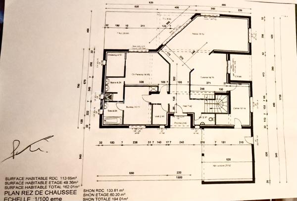 À deux pas du centre du village, des commerces et des écoles, découvrez cette belle maison de 162 m² construite en 2010, implantée sur une parcelle de 636m2 soigneusement aménagée.

Vous serez séduits par ses volumes, sa luminosité et ses prestations, pensés pour profiter pleinement de chaque espace.

✨ Une pièce de vie de plus de 50 m², baignée de lumière, avec une cuisine ouverte entièrement équipée et une arrière-cuisine.

🛏️ 5 chambres, dont 2 suites parentales situées au rez-de-chaussée, ainsi que 3 salles de bains.

🌴 À l'extérieur, profitez d'un véritable espace de vie avec une piscine au sel de 9 × 4,5 m, une grande plage autour du bassin et une cuisine d'été, idéale pour les repas et moments conviviaux en famille ou entre amis.

🚗 La maison dispose également d'un garage carrelé de 25 m², attenant et directement accessible depuis l'habitation, ainsi que de plusieurs abris de jardin.

Possibilité de stationner jusqu'à 3 véhicules sur la parcelle.

Les + :
• Forage
• Poêle à bois
• Climatisation réversible gainable avec double motorisation indépendante
• Arrosage automatique
• Système Aquasain
• Système d'alarme
• Piscine au sel 9 × 4,5 m
• Garage 25 m²
• 2 suites parentales au RDC

Une maison chaleureuse, fonctionnelle et parfaitement adaptée à une vie de famille, à proximité immédiate des commodités.

📞 Pour plus d'informations ou organiser une visite :
Céline Taormina – 06 35 21 91 15