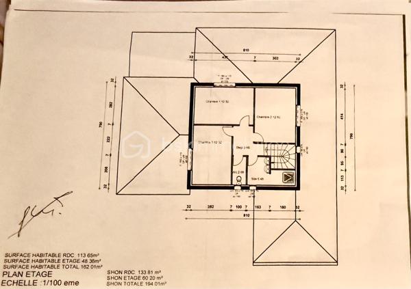 À deux pas du centre du village, des commerces et des écoles, découvrez cette belle maison de 162 m² construite en 2010, implantée sur une parcelle de 636m2 soigneusement aménagée.

Vous serez séduits par ses volumes, sa luminosité et ses prestations, pensés pour profiter pleinement de chaque espace.

✨ Une pièce de vie de plus de 50 m², baignée de lumière, avec une cuisine ouverte entièrement équipée et une arrière-cuisine.

🛏️ 5 chambres, dont 2 suites parentales situées au rez-de-chaussée, ainsi que 3 salles de bains.

🌴 À l'extérieur, profitez d'un véritable espace de vie avec une piscine au sel de 9 × 4,5 m, une grande plage autour du bassin et une cuisine d'été, idéale pour les repas et moments conviviaux en famille ou entre amis.

🚗 La maison dispose également d'un garage carrelé de 25 m², attenant et directement accessible depuis l'habitation, ainsi que de plusieurs abris de jardin.

Possibilité de stationner jusqu'à 3 véhicules sur la parcelle.

Les + :
• Forage
• Poêle à bois
• Climatisation réversible gainable avec double motorisation indépendante
• Arrosage automatique
• Système Aquasain
• Système d'alarme
• Piscine au sel 9 × 4,5 m
• Garage 25 m²
• 2 suites parentales au RDC

Une maison chaleureuse, fonctionnelle et parfaitement adaptée à une vie de famille, à proximité immédiate des commodités.

📞 Pour plus d'informations ou organiser une visite :
Céline Taormina – 06 35 21 91 15