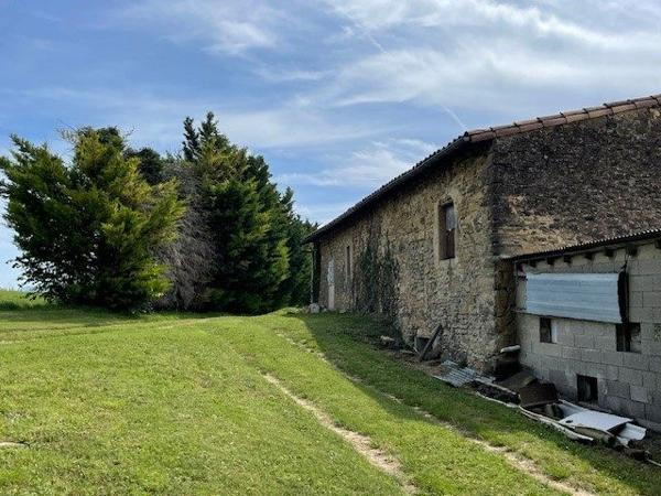 a vendre en campagne ETOILE SUR RHONE  MAISON EN PIERRE avec 1700m2 de terrain  et dépendances a rénover entièrement, nombreuses possibilités pour agrandissement